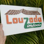 15504881380-plaquinha-sinalizacao-porta-com-logotipo-1.jpg